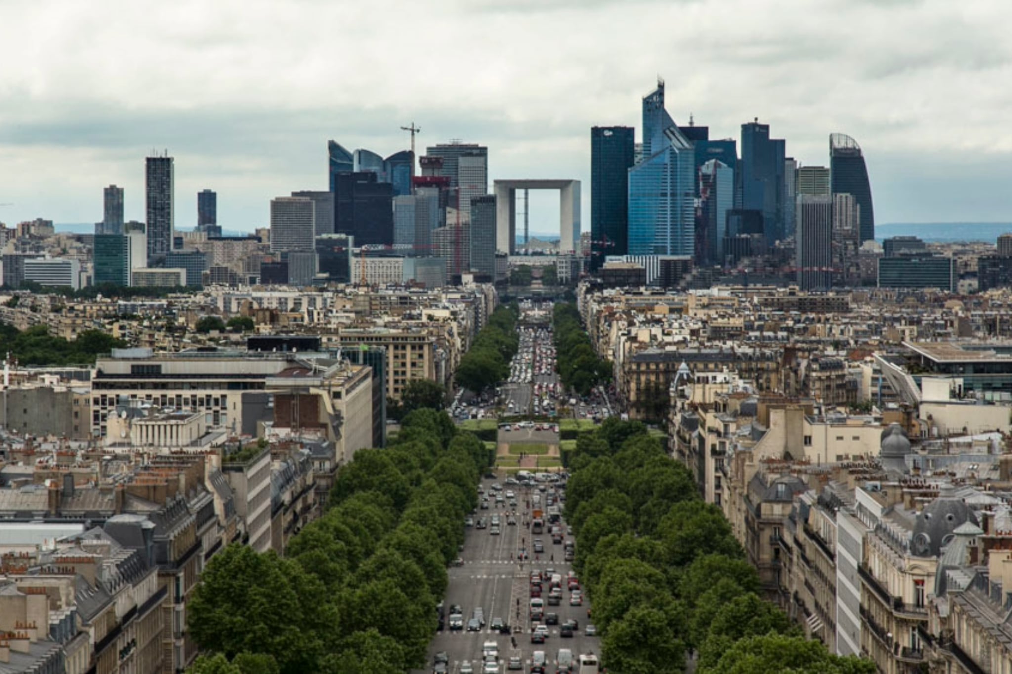 Центр франции города. Париж вид из окна. Башня монпарнас в париже. Квартал дефанс в париже. Париж сити небоскребы.